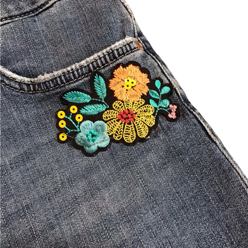 Riders by Lee Women’s Fray Cuff 6 Medium Capri Jeans Embroidered Patches - Picture 4 of 11